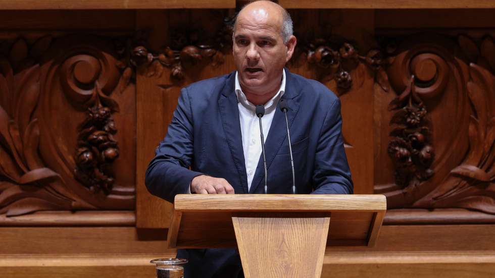 O deputado da CDU e secretário-geral do partido Comunista Português (PCP), Paulo Raimundo, intervém na sessão plenária sobre o Orçamento do Estado para 2026 (OE2026), na Assembleia da República, em Lisboa, 28 de outubro de 2025. A Assembleia da República continua hoje a debater em plenário a proposta do Governo de Orçamento do Estado para 2026. MIGUEL A. LOPES/LUSA