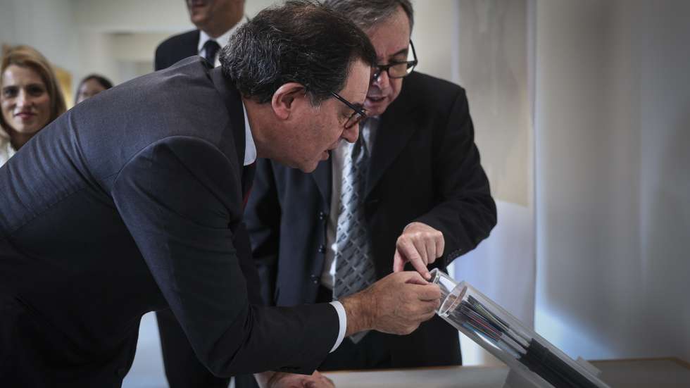 O ministro da Economia e da Coesão Territorial, Manuel Castro Almeida, durante a inauguração do banco de testes de fibras óticas multi-núcleo do ISCTE em Lisboa, 3 de novembro de 2025. TIAGO PETINGA/LUSA