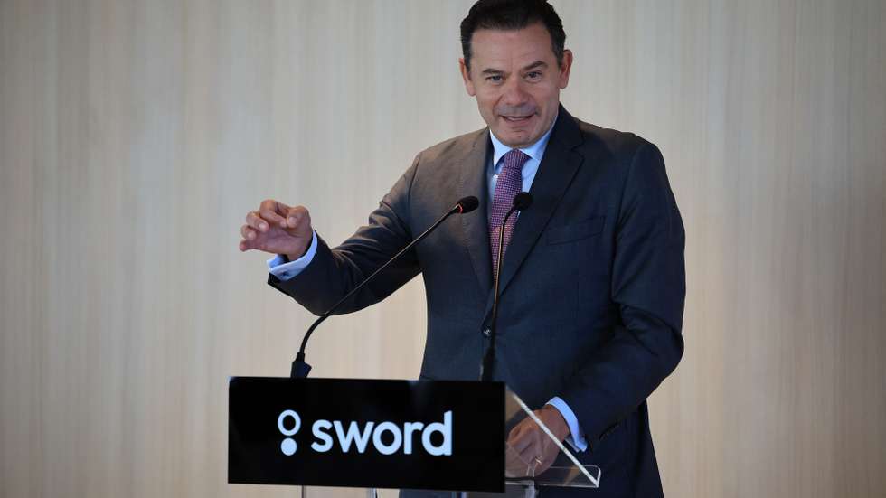 O primeiro-ministro, Luís Montenegro, intervém durante a visita às instalações da empresa Sword Health, no Porto, 03 de Novembro de 2025. ESTELA SILVA/LUSA
