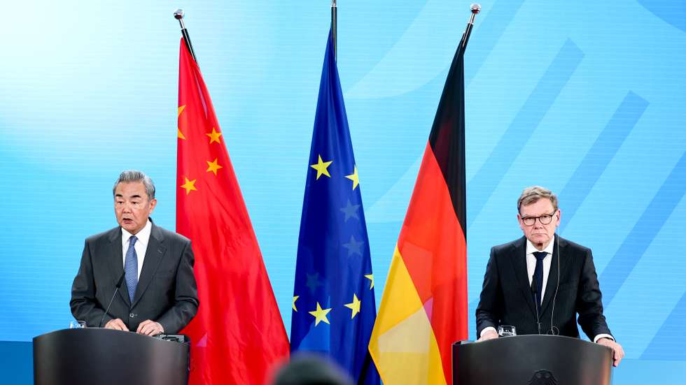 epa12213360 German Foreign Minister Johann Wadephul (R) and Chinese Foreign Minister Wang Yi (L) attend a joint press conference in Berlin, Germany, 03 July 2025.  EPA/FILIP SINGER