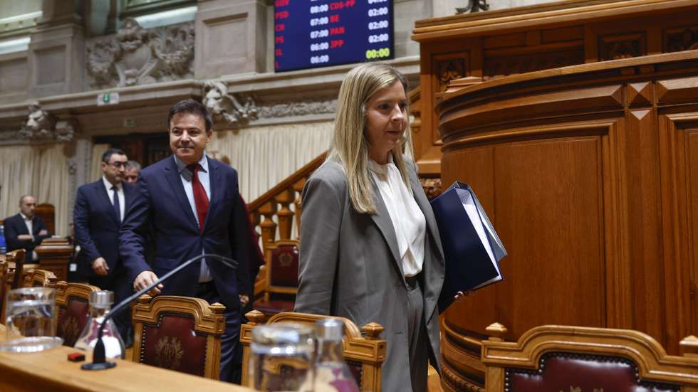 A ministra da Cultura, Juventude e Desporto, Margarida Balseiro Lopes (D), à chegada para a sua audição na Comissão de Orçamento, Finanças e Administração Pública, no âmbito da apreciação, na especialidade, da proposta do Orçamento do Estado, na Assembleia da República, em Lisboa, 04 de novembro de 2025. ANTÓNIO PEDRO SANTOS/LUSA