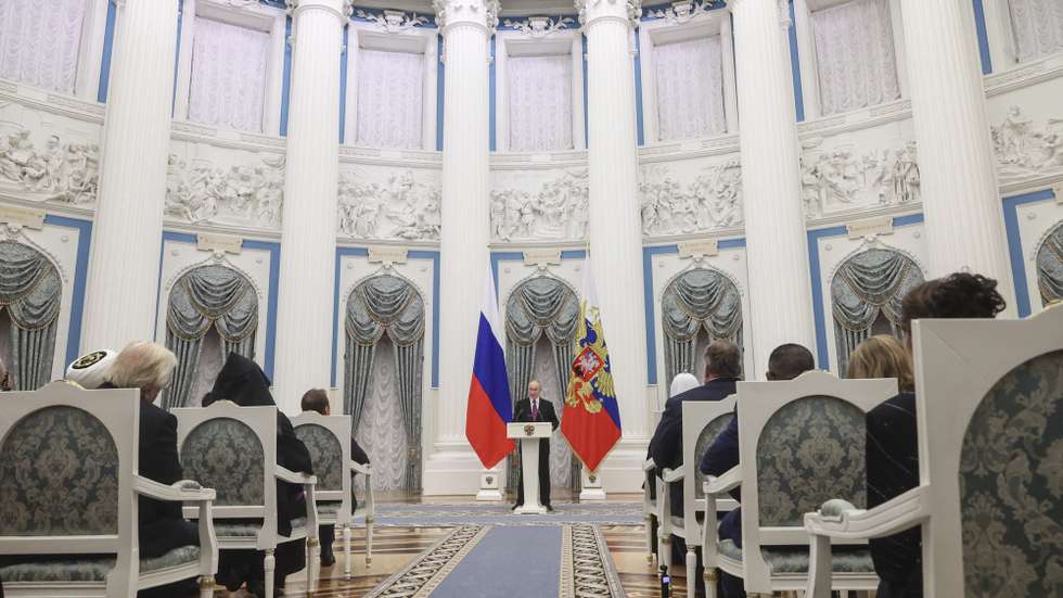 epa12502977 Russian President Vladimir Putin (C) speaks during an award ceremony marking the National Unity Day at the Kremlin in Moscow, Russia, 04 November 2025. The National Unity Day (or Day of People's Unity) is annually celebrated in Russia on 04 November. The Unity Day a national holiday which this year marks the expulsion of Polish occupiers from the Kremlin in 1612.  EPA/MAXIM SHIPENKOV