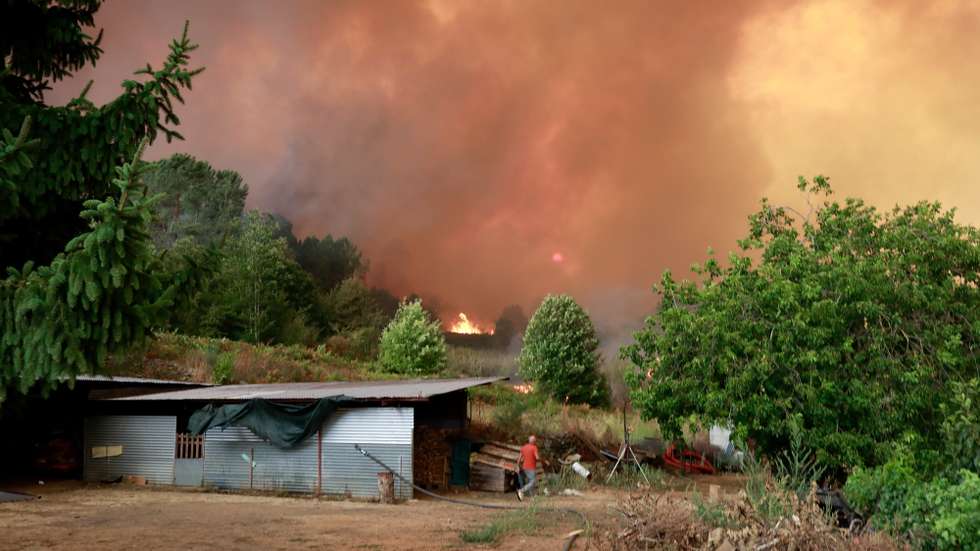 Incêndio de grandes dimensões que teve início com início na manhã em Vale Abrigoso, em Castro Daire, e que ameaça a vila de Lalim, em Lamego, 19 de setembro de 2025. MIGUEL PEREIRA DA SILVA/LUSA