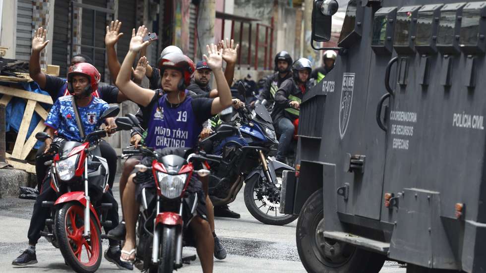 epa12487798 People react during a Rio de Janeiro Police operation in Rio de Janeiro, Brazil, 28 October 2025. The police launched a major operation in two favelas aimed at arresting the leaders of the Red Command, the largest criminal gang in the city, and to halt its territorial expansion.  EPA/ANTONIO LACERDA