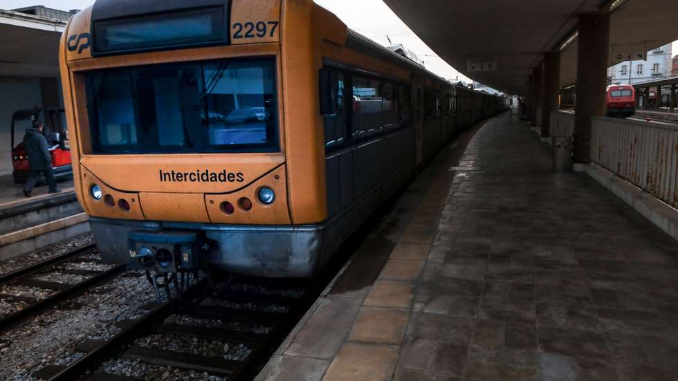 Um comboio parado na Estação de Santa Apolónia no dia da greve dos trabalhadores da Infraestruturas de Portugal (IP) e empresas participadas (IP-Telecom; IP-Engenharia; IP-Património), em Lisboa, 31 de outubro de 2018. A greve de hoje dos trabalhadores das Infraestruturas de Portugal (IP) está a afetar as ligações de Longo Curso e os regionais, apenas circulando alguns comboios urbanos de Lisboa e Porto, segundo a CP - Comboios de Portugal. MANUEL DE ALMEIDA/LUSA