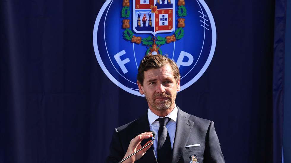 O presidente do FC Porto, André Villas-Boas, intervém durante o seu discurso na conferência de imprensa para formalização do Centro de Treinos e Formação Desportiva Jorge Costa, no dia em que que Jorge Costa celebraria 54 anos, no Olival, Vila Nova de Gaia, 14 de Outubro de 2025. ESTELA SILVA/LUSA