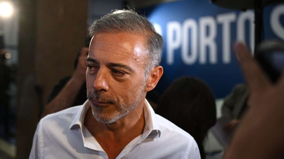 O candidato da coligação PSD/IL/CDS à Câmara Municipal do Porto, Pedro Duarte, à chegada à sede de campanha para acompanhar a noite eleitoral das eleições Autárquicas 2025, no Porto, 12 de outubro de 2025. Decorrem este domingo as eleições autárquicas em Portugal onde mais de 9,3 milhões de eleitores podem votar. Os eleitores vão escolher os órgãos dirigentes das 308 Câmaras Municipais, 308 Assembleias Municipais e 3.221 Assembleias de Freguesia, pelo que há três boletins de voto. FERNANDO VELUDO/LUSA