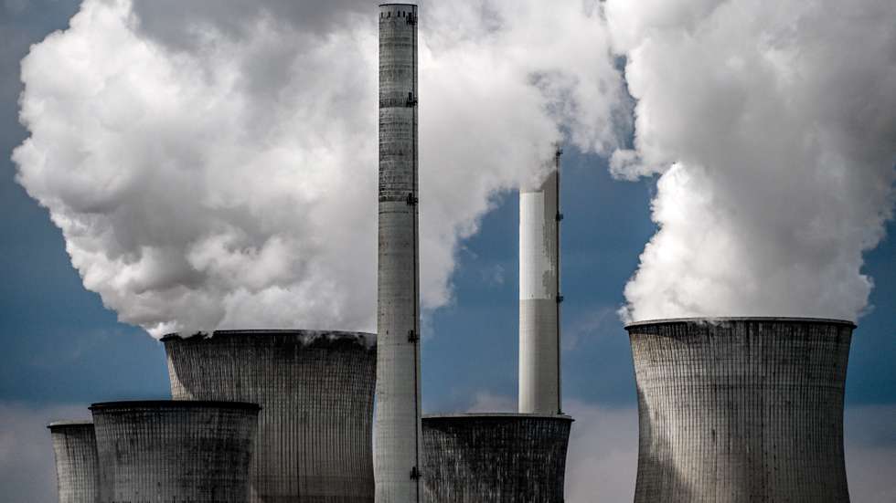 epa10092409 Steam rises from the lignite-fired power plant Neurath operated by German energy supplier RWE near Grevenbroich, Germany, 26 July 2022. The German parliament earlier this month passed a regulation to prolonge operations of coal-fired power plants, while coal power is being phased-out, in order to bridge the gap and compensate for a reduced gas delivery from Russia via pipelines. The Rhenish lignite mining region in western Germany is the largest CO2 emitter in Europe.  EPA/SASCHA STEINBACH
