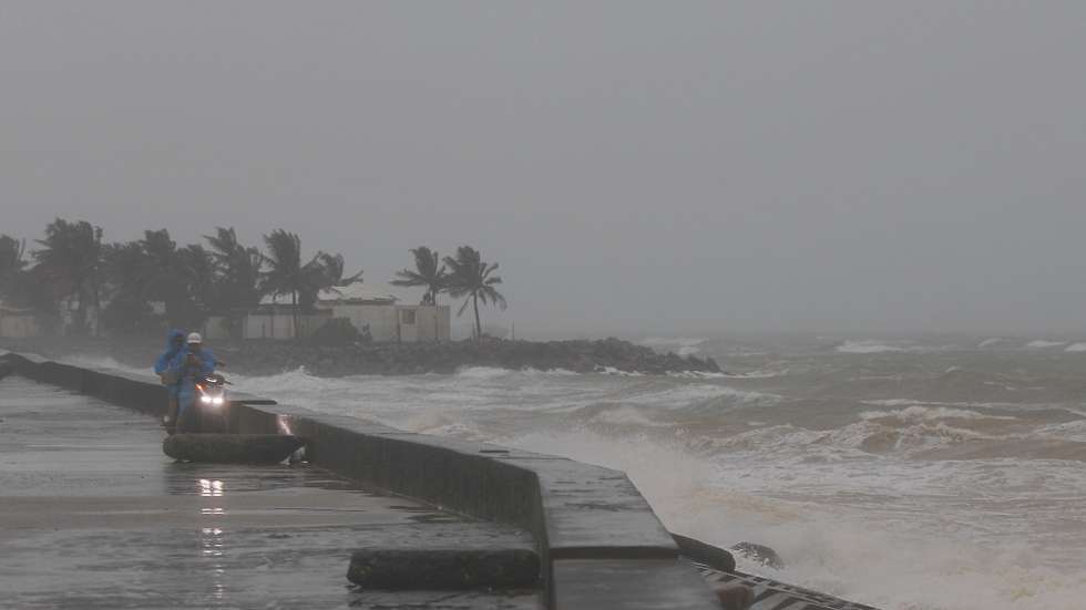 epa12507317 People watch waves crashing on the beach ahead of Typhoon Kalmaegi in Cua Dai, Da Nang, central Vietnam, 06 November 2025. The typhoon is expected to make landfall in Vietnam on 07 November 2025.  EPA/DAU TIEN DAT