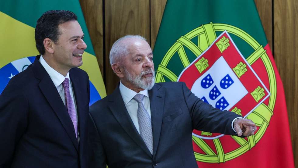 epa11908149 The Prime Minister of Portugal, Luis Montenegro (L), poses with Brazilian President Lula da Silva (R), during the traditional press conference marking the end of the 'XIV Luso-Brazilian Summit', held at the Planalto Palace in Brasilia, Brazil, 19 February 2025. Luis Montenegro is in Brazil to take part in the 'XIV Luso-Brazilian Summit'.  EPA/ANTONIO COTRIM