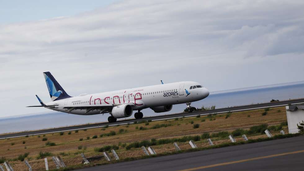 Aeronave Airbus A321LR da SATA Azores Airlines após descolar do aeroporto de Ponta Delgada, 03 de agosto de 2025. NUNO VEIGA/LUSA