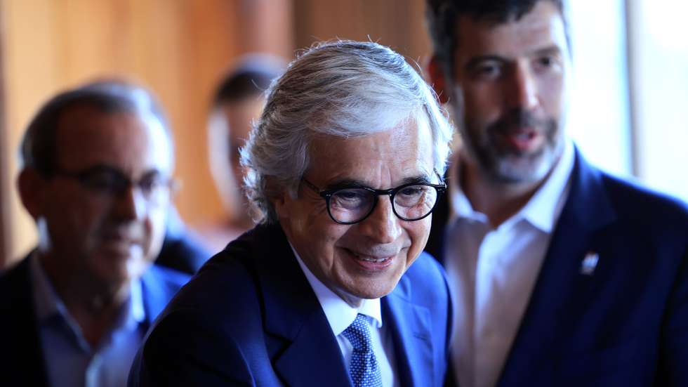 José Pedro Aguiar-Branco (C), presidente da Assembleia da República (AR), durante a cerimónia de entrega do voto de saudação, aprovado por unanimidade pela AR em reconhecimento pelos resultados alcançados no Campeonato da Europa de Canoagem de Velocidade e Paracanoagem, na sede da Federação Portuguesa de Canoagem, Vila Nova de Gaia, 08 de Julho de 2025. ESTELA SILVA/LUSA