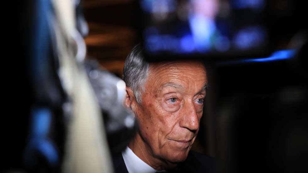 O Presidente da República de Portugal, Marcelo Rebelo de Sousa, fala aos jornalistas durante uma curta escala em Luanda, Angola, antes de seguir para Moçambique, onde participará nas comemorações dos 50 anos da independência do país lusófono. Luanda, 23 de junho de 2025. AMPE ROGÉRIO/LUSA