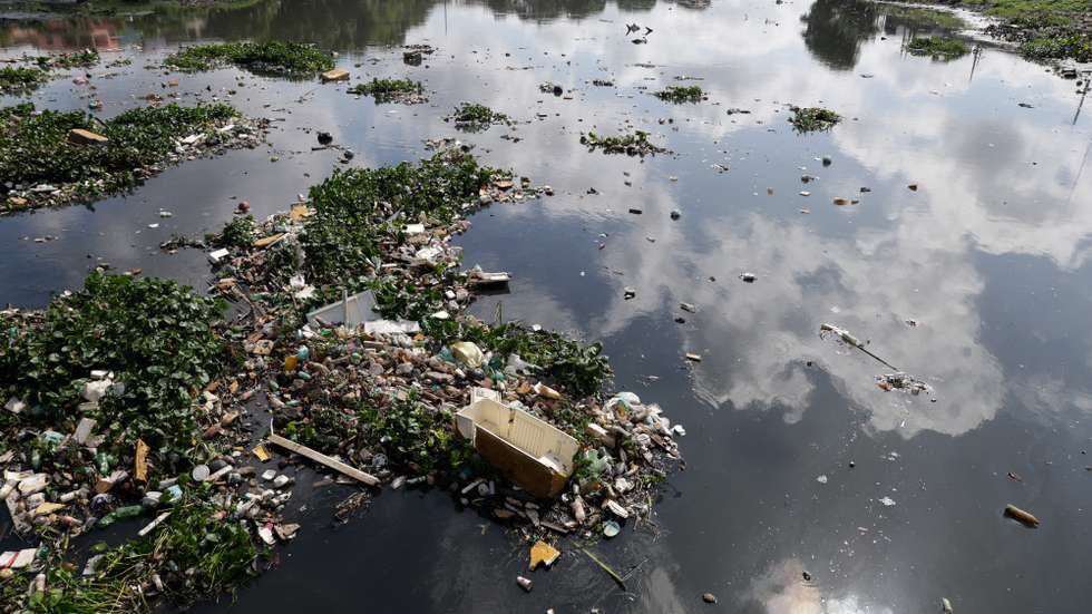 epa12511420 Waste accumulates on the surface of the Galo canal, in Belem, Brazil, 07 November 2025. Belem, situated near the Amazon River delta, is prone to flooding, which makes its network of canals vital for the city's infrastructure and its residents. The city will host the 30th United Nations Climate Change Conference, COP30, from 10 to 21 November.  EPA/FRAGA ALVES