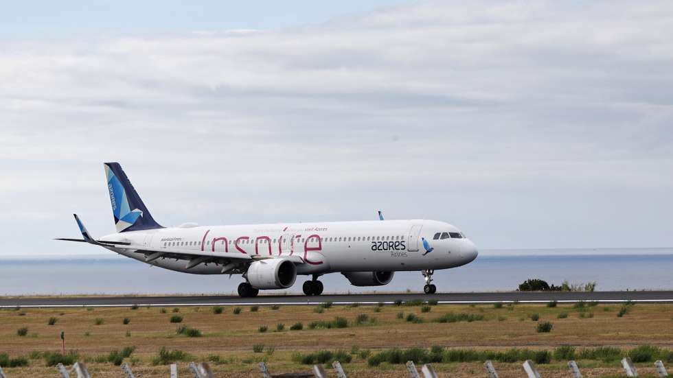 Aeronave Airbus A321LR da SATA Azores Airlines após descolar do aeroporto de Ponta Delgada, 03 de agosto de 2025. NUNO VEIGA/LUSA