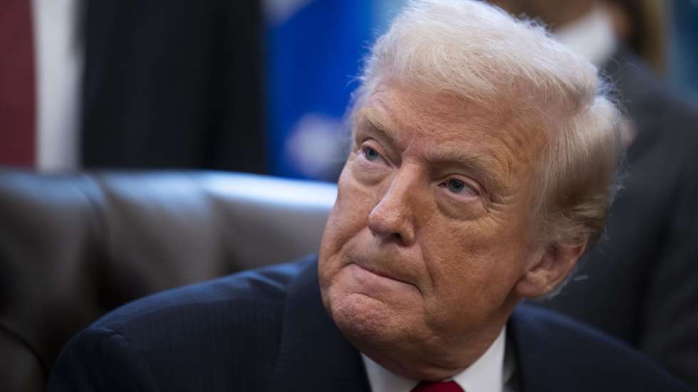 epa12517032 US President Donald Trump looks on during a swearing in ceremony for Sergio Gor, the new US Ambassador to India, in the Oval Office at the White House in Washington, DC, USA, 10 November 2025.  EPA/GRAIG HUDSON / POOL
