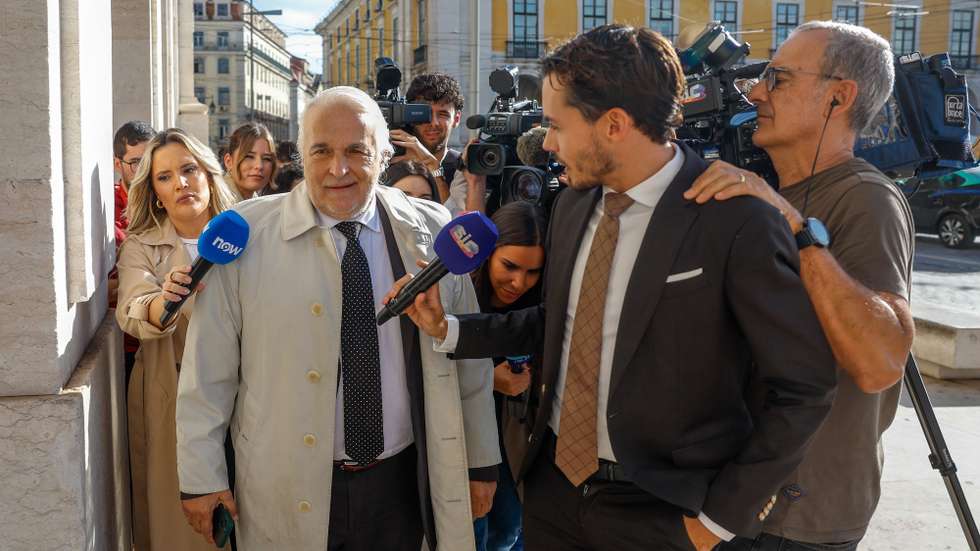 O antigo juiz, Rui Rangel (2-E), à chegada ao Supremo Tribunal de Justiça para o início do julgamento do “Processo Lex”, em Lisboa, 29 de outubro de 2025. Em causa estão os crimes de corrupção passiva e ativa para ato ilícito, recebimento indevido de vantagem, abuso de poder, usurpação de funções, falsificação de documento, fraude fiscal e branqueamento. ANTÓNIO PEDRO SANTOS/LUSA