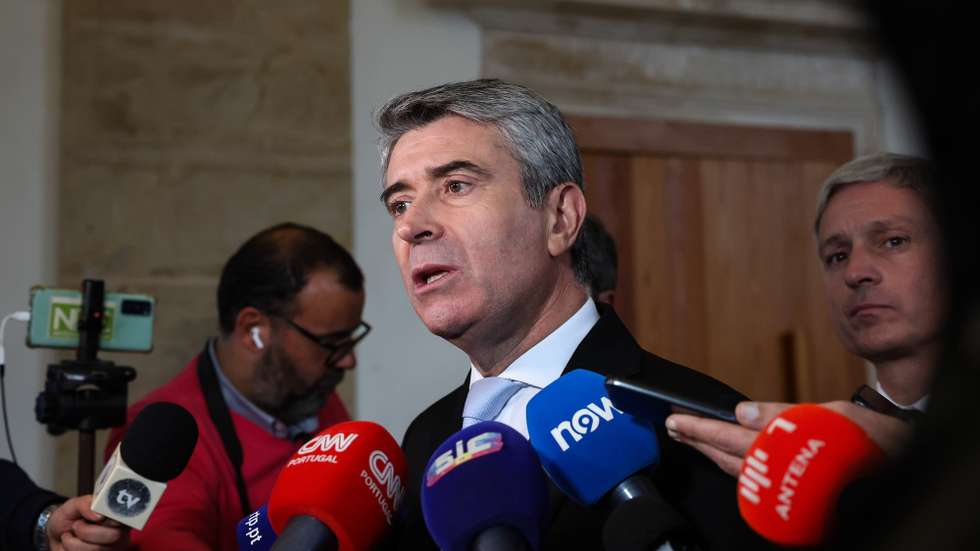 O secretário-geral do Partido Socialista (PS), José Luis Carneiro, fala aos jornalistas no final da cerimónia de posse dos orgãos autárquicos de Coimbra onde Ana Abrunhosa foi empossada como presidente da câmara, no Convento São Francisco, Coimbra, 4 de novembro de 2025. PAULO NOVAIS/LUSA