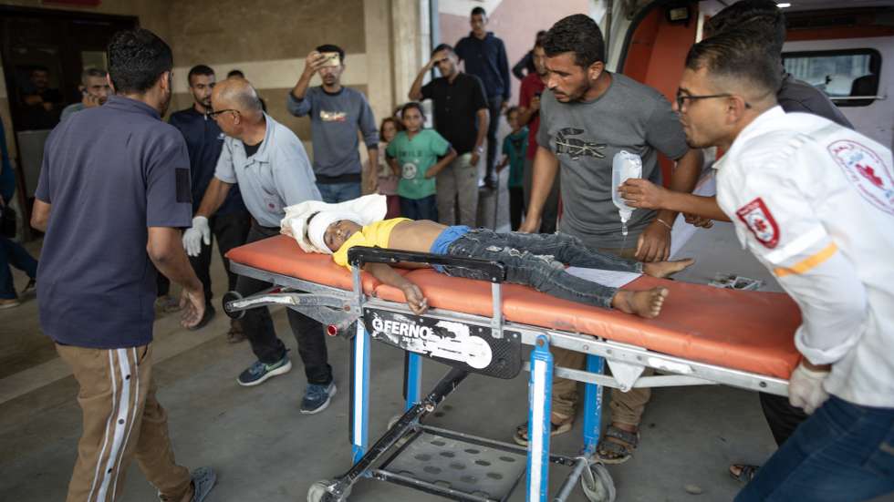 epaselect epa12464922 Wounded people receive treatment at Nasser Hospital in Khan Younis, following an Israeli strike on a tent sheltering displaced persons in Khan Younis, southern Gaza Strip, 19 October 2025.  EPA/HAITHAM IMAD