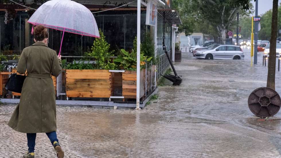 Chuvas fortes e inundações devido à passagem da depressão Claudia, em Setúbal, 13 de novembro de 2025. O Instituto Português do Mar e da Atmosfera (IPMA) emitiu um novo aviso vermelho para o distrito de Santarém, que se junta ao de Setúbal, que estarão em vigor até às 10:00 de hoje devido à chuva. RUI MINDERICO/LUSA