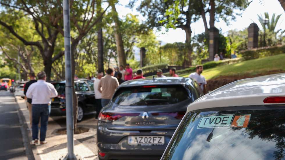 Manifestação do setor TVDE contra suspensão ilegal na Madeira, esta manhã junto à Presidência do Governo Regional da Madeira, convocada pela Associação Nacional Movimento TVDE como resposta à decisão “inédita e profundamente lesiva” do Governo Regional da Madeira de suspender ilegalmente a atividade de motoristas e empresas TVDE por um período de seis meses, no Funchal, 26 de setembro de 2025, HOMEM DE GOUVEIA/LUSA