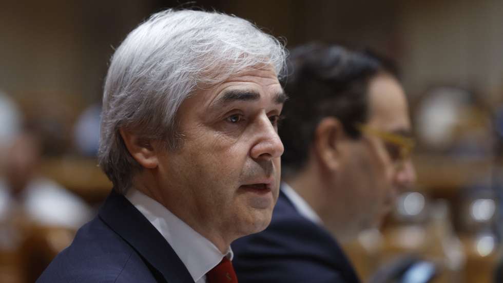 O ministro da Defesa Nacional, Nuno Melo (E), intervém durante a sua audição na Comissão de Defesa Nacional, conjunta com a Comissão de Orçamento, Finanças e Administração Pública, para apreciação na especialidade da proposta do Orçamento do Estado para 2026, na Assembleia da República, em Lisboa, 05 de novembro de 2025. ANTÓNIO PEDRO SANTOS/LUSA
