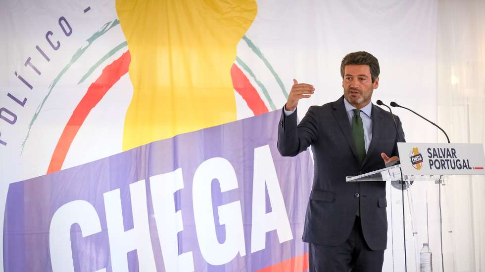 O presidente do Chega, André Ventura, discursa durante a apresentação de candidatos às câmaras municipais do distrito de Setúbal, na Charneca da Caparica, 18 de julho de 2025. RUI MINDERICO/LUSA