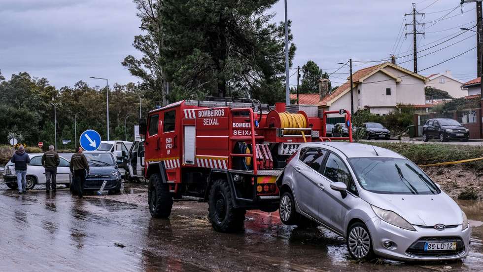 Chuvas fortes devido à passagem da depressão Claudia provocaram inundações causando estragos em vários veículos, em Fernão Ferro, Seixal, 13 de novembro de 2025. O Instituto Português do Mar e da Atmosfera (IPMA) emitiu um novo aviso vermelho para o distrito de Santarém, que se junta ao de Setúbal, que estarão em vigor até às 10:00 de hoje devido à chuva. RUI MINDERICO/LUSA.
