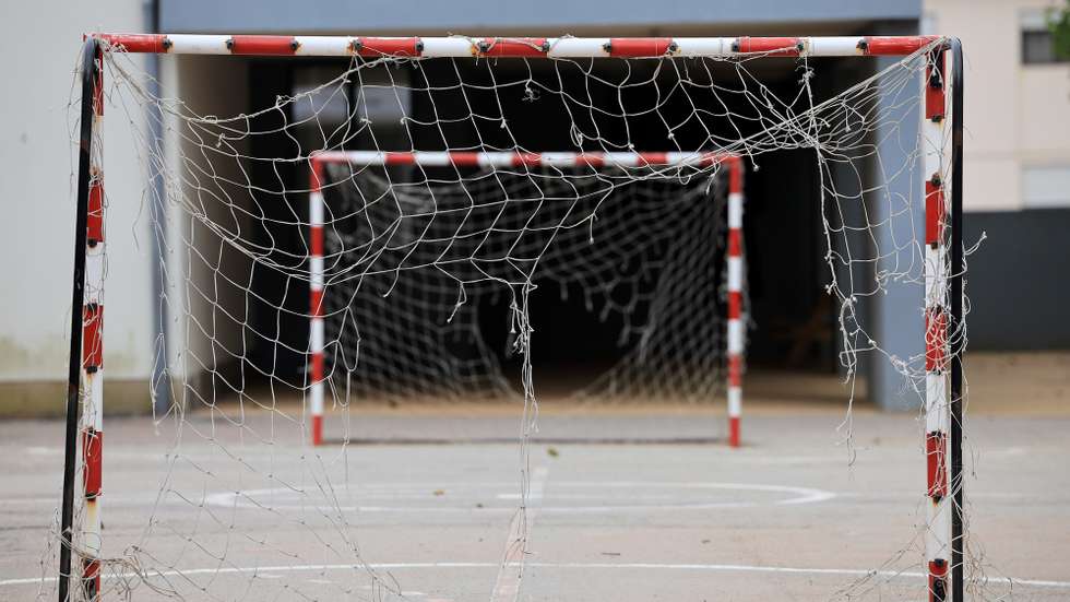 Baliza de futebol em mau estado no recreio da Escola primária nº2, em Espinho, 18 de Maio de 2025. ESTELA SILVA/LUSA