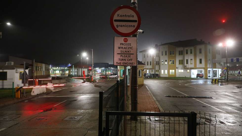 epa12531203 The border crossing in Bobrowniki, on the night of the 16th to the 17th November, Bobrowniki, Poland, 16 November 2025 (issued 17 November 2025). After being closed for several years, the road border crossings with Belarus in Kuznica and Bobrowniki have been reopened. The Ministry of Interior and Administration emphasizes that the decision was possible after the sealing of the border, where illegal entry into Poland is attempted on a massive scale.  EPA/Artur Reszko POLAND OUT