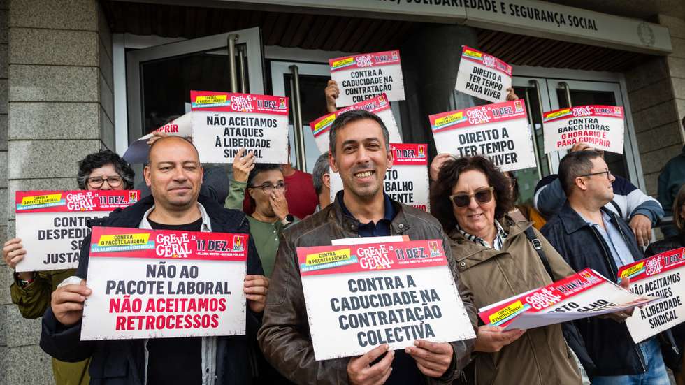 A Comissão Executiva do Conselho Nacional da CGTP-IN, encabeçada pelo secretário-geral, Tiago Oliveira (C), entrega o pré-aviso de greve geral, convocada para dia 11 de dezembro, no ministério do Trabalho, Solidariedade e Segurança Social, em Lisboa, 17 de novembro de 2025. JOSÉ SENA GOULÃO/LUSA