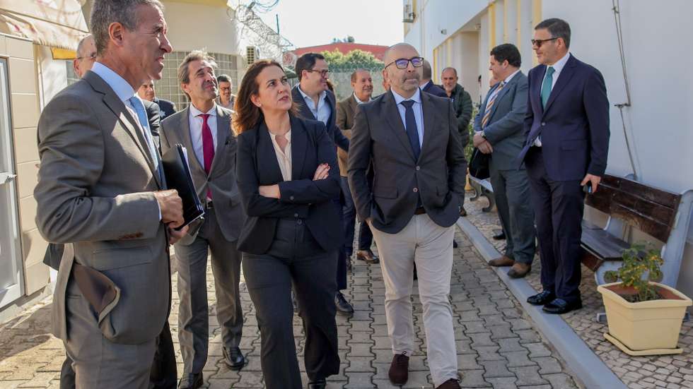 A ministra da Justiça, Rita Alarcão Júdice (3-E), durante a visita às instalações do Estabelecimento Prisional de Olhão, 17 de novembro de 2025. JOÃO MATOS/LUSA