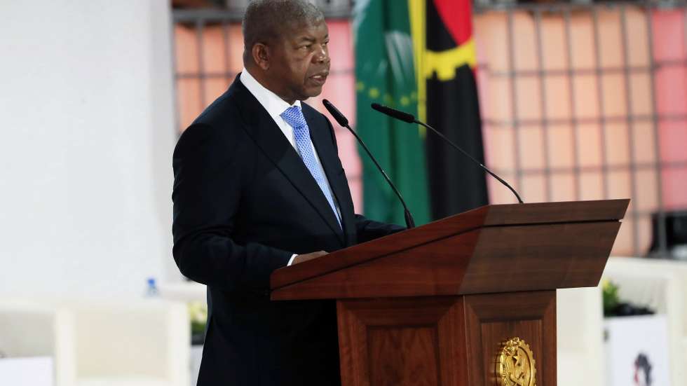 João Lourenço, Presidente de Angola, discursa na abertura da 3ª Cimeira sobre o Finaciamento para o Desenvolvimento de Infraestutura em Africa, Luanda, Angola, 28 de outubro de 2025. Organizada pelo Grupo Técnico de Apoio à Comissão Multissetorial e no âmbito da presidência de Angola da União Africana, a cimeira é uma plataforma de diálogo para parcerias sustentáveis que coloquem o continente na rota da integração de infraestruturas que promovam a conectividade, inovação e sustentabilidade regional. Reúne decisores políticos, investidores e parceiros internacionais e o programa inclui fóruns de negócios, encontros bilaterais e sessões temáticas. AMPE ROGÉRIO/LUSA