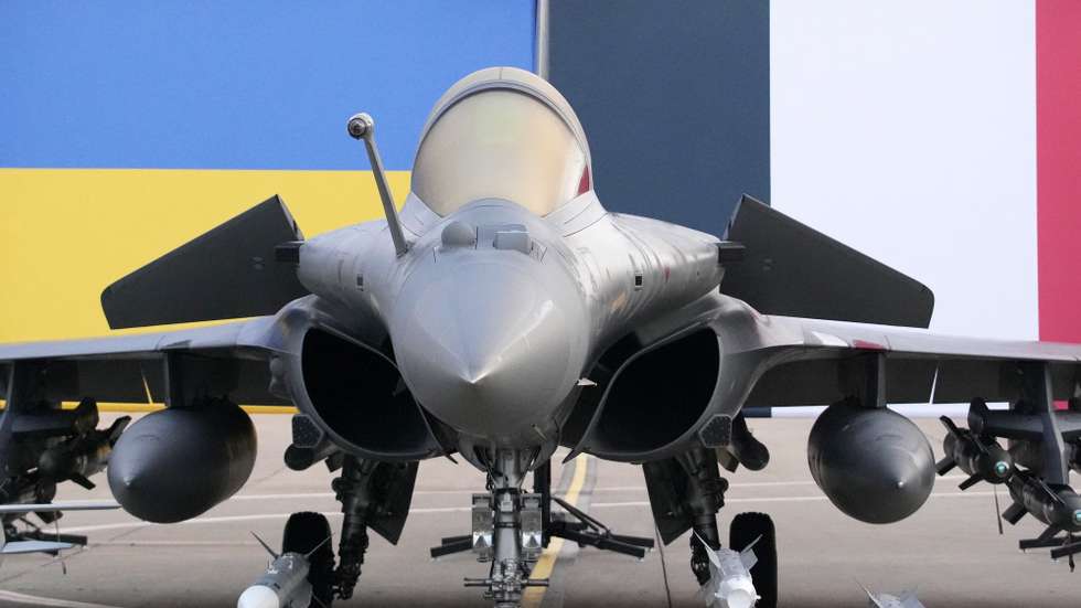 epa12530795 A Rafale jet fighter is seen before the arrival of  Ukrainian President Volodymyr Zelensky at the Villacoublay air base near Paris, France, 17 November 2025. Ukrainian President Zelensky is visiting France and will meet with French President Emmanuel Macron.  EPA/Christophe Ena / POOL MAXPPP OUT
