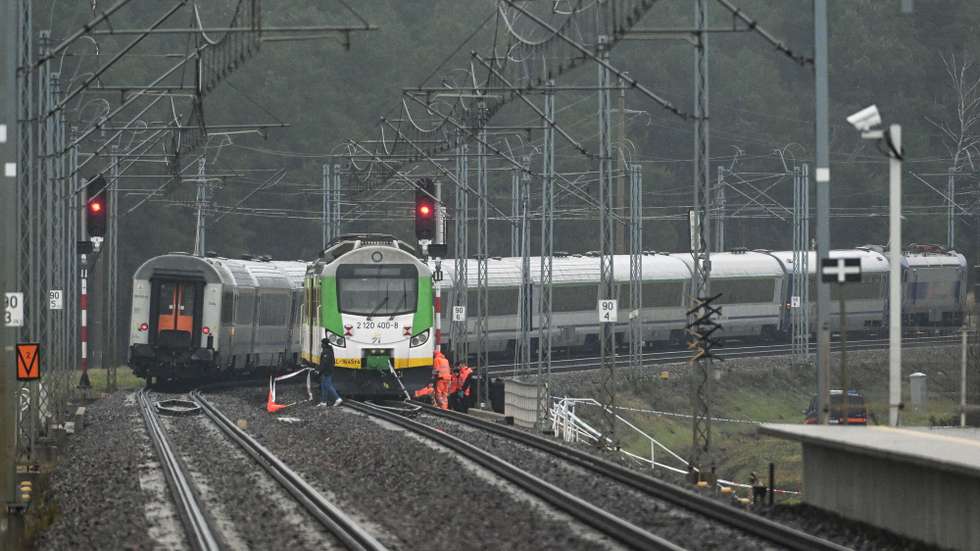 epa12531367 Special forces and police investigate at the scene of a destroyed section of railway tracks on the Deblin-Warsaw route near the Mika railway station, central Poland, 17 November 2025. Polish Prime Minister Donald Tusk announced that an act of sabotage had taken place resulting in the destruction of the railway track by an explosive device placed at that location. The target of this act of sabotage was presumably a train traveling on the Warsaw-Lublin route.  EPA/WOJTEK JARGILO POLAND OUT