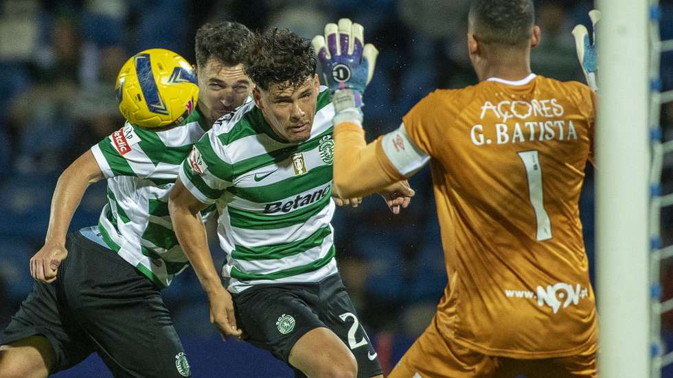 Santa Clara`s goalkeeper Gabriel Batista (R) in action against Sporting`s Pedro Goncalves (L) during their Portuguese First League soccer match held at Sao Miguel Stadium in Ponta Delgada, S. Miguel Island, Azores, Portugal, 8th November 2025.  EDUARDO COSTA/LUSA