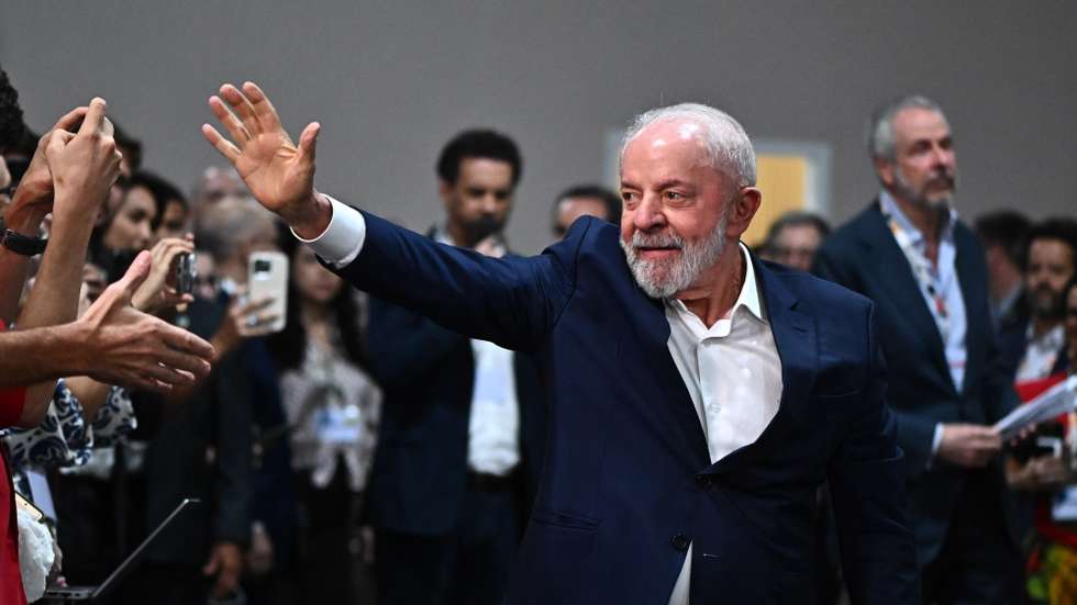 epa12536965 Brazilian President Luiz Inacio Lula da Silva greets journalists during a press conference at the Hangar Convention Center, where COP30 is being held, in Belem, Brazil, 19 November 2025.  EPA/Andre Borges