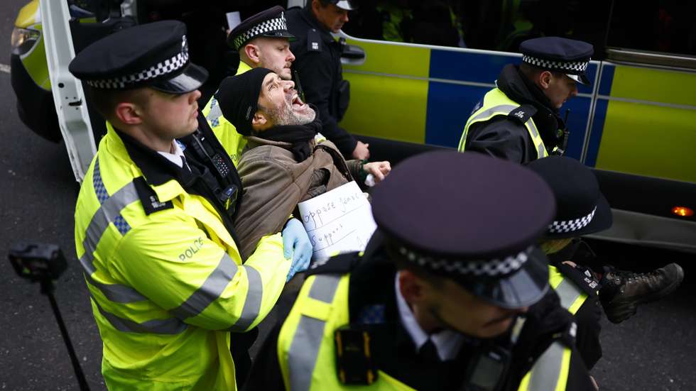 epaselect epa12537821 Police detain a protester during a 'Lift the Ban' protest in support of Palestine Action outside the Ministry of Justice in London, Britain, 20 November 2025. A series of protests are taking place across the UK ahead of a judicial review challenging the lawfulness of the UK government's decision to proscribe Palestine Action as a terrorist organisation since 05 July 2025.  EPA/TOLGA AKMEN