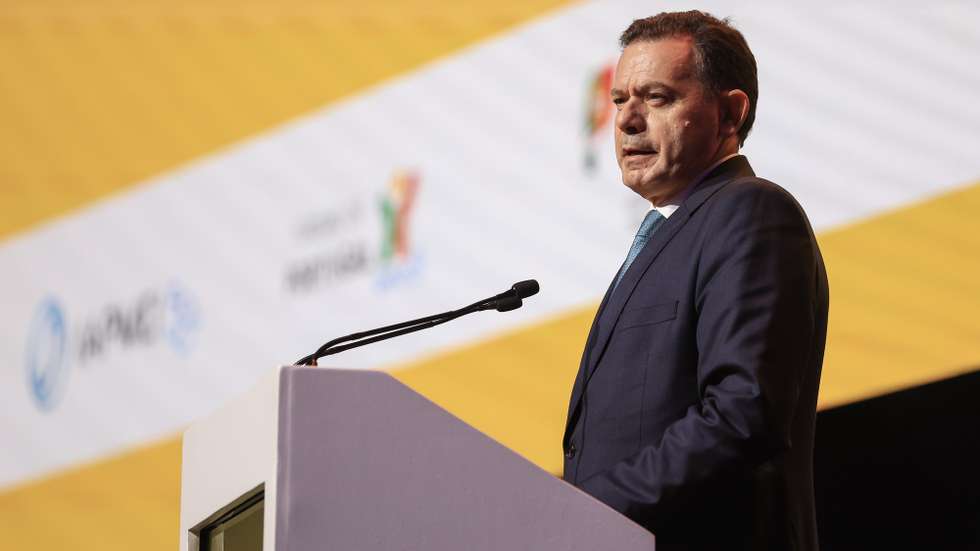 O primeiro-ministro, Luís Montenegro, discursa durante o encerramento da cerimónia de entrega do estatuto PME Excelência 2024, em Guimarães, 20 de novembro de 2025. JOSÉ COELHO/LUSA