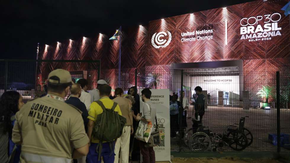 epa12538789 People enter the venue for the UN climate summit (COP30) after its reopening in Belem, Brazil, 20 November 2025. Firefighters brought the blaze under control at the venue where the COP30 negotiations are taking place, according to official sources. The fire forced the evacuation of the site. Belem is hosting the 30th United Nations (UN) Climate Change Conference, COP30, until 21 November 2025.  EPA/FRAGA ALVES