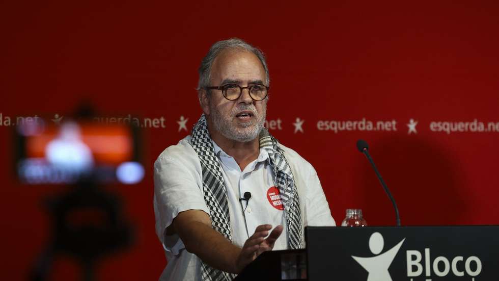 O candidato do Bloco de Esquerda (BE) à Câmara Municipal de Coimbra, José Manuel Pureza, durante um comício de campanha para as eleições autárquicas de 12 de outubro, no Convento de São Francisco, em Coimbra, 3 de outubro de 2025. Mais de 9,3 milhões de eleitores estão inscritos para votar nas eleições autárquicas de 12 de outubro, dos quais mais de 41 mil são cidadãos estrangeiros recenseados em Portugal. PAULO NOVAIS/LUSA
