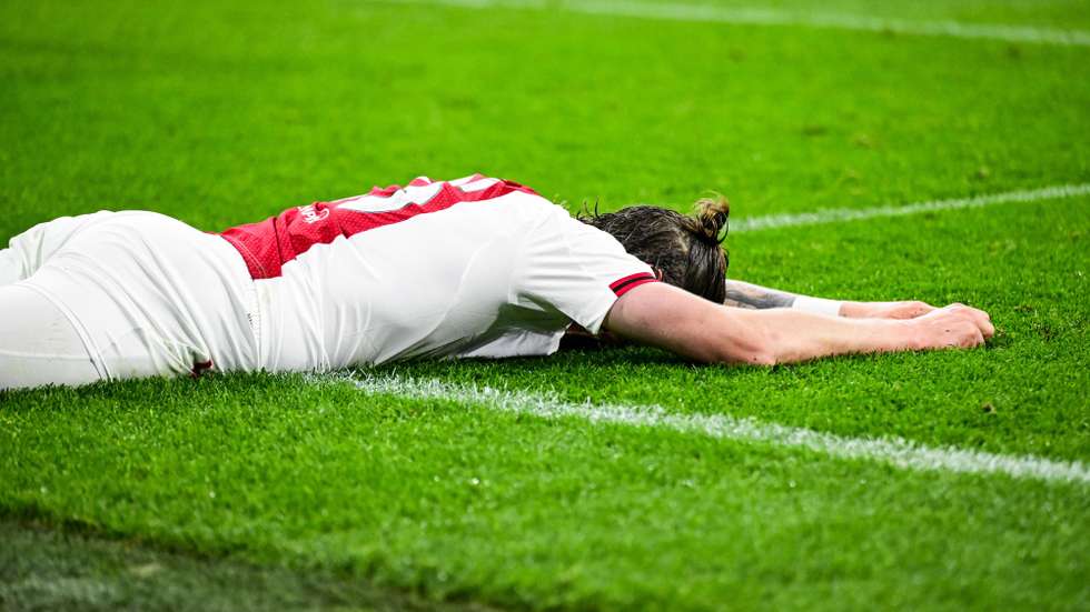 epa12542959 Wout Weghorst of Ajax lays on the pitch during the Dutch Eredivisie match between AFC Ajax and Excelsior at the Johan Cruijff Arena in Amsterdam, Netherlands, 22 November 2025.  EPA/Olaf Kraak