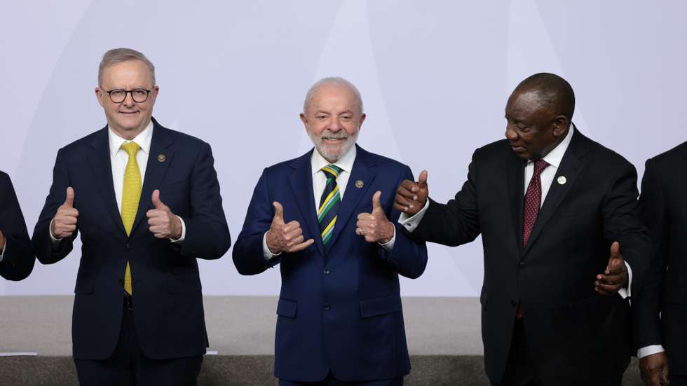 epa12541964 (L-R) Australia's Prime Minister Anthony Albanese, Brazil's President Luiz Inacio Lula da Silva, and South Africa's President Cyril Ramaphosa gesture as they pose for a family photo, on the first day of the G20 Leaders' Summit at the Nasrec Expo Centre in Johannesburg, South Africa, 22 November 2025. World leaders are gathering in South Africa, the host of this year's G20 Leaders' Summit on 22 and 23 November 2025, to discuss the global economy, development and financing.  EPA/YVES HERMAN / POOL