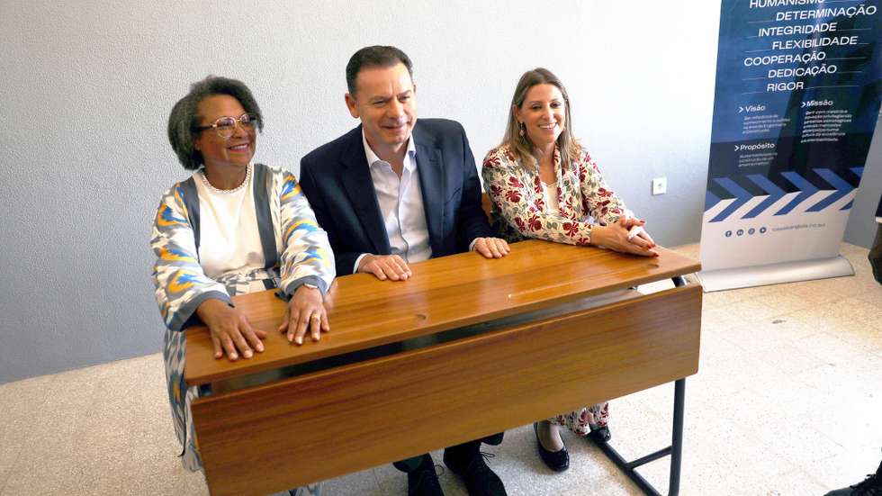 O primero-ministro, Luís Montenegro, durante a visita ao Liceu 1145 Ngola Kiluanje em realbilitação, Casais uma empresa portuguesa, acompanhado pela ministra da Educação de Angola, Luisa Grilho (E), no âmbito da realização da cimeira União Europeia e a Uniao Africana que Angola acolhe a partir de segunda-feira, em Luanda, 23 de novembro de 2025. AMPE ROGÉRIO/LUSA