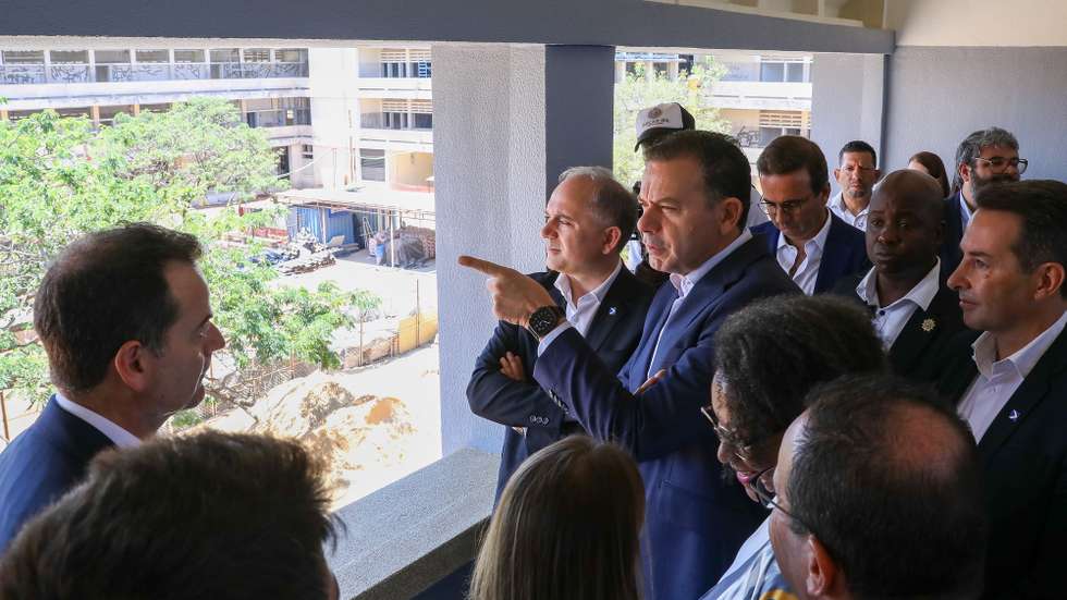 O primero-ministro, Luís Montenegro, durante a visita ao Liceu 1145 Ngola Kiluanje em realbilitação feita pela empresa portuguesa Casais, no âmbito da realização da cimeira União Europeia e a Uniao Africana que Angola acolhe a partir de segunda-feira, em Luanda, 23 de novembro de 2025. AMPE ROGÉRIO/LUSA
