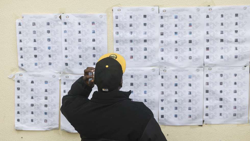 Um cidadão guineense consulta os cadernos eleitorais para exercer o seu direito de voto para as eleições presidenciais e legislativas na Guiné-Bissau, na Embaixada da Guiné-Bissau, em Lisboa, 23 de novembro de 2025. ANTÓNIO PEDRO SANTOS/LUSA