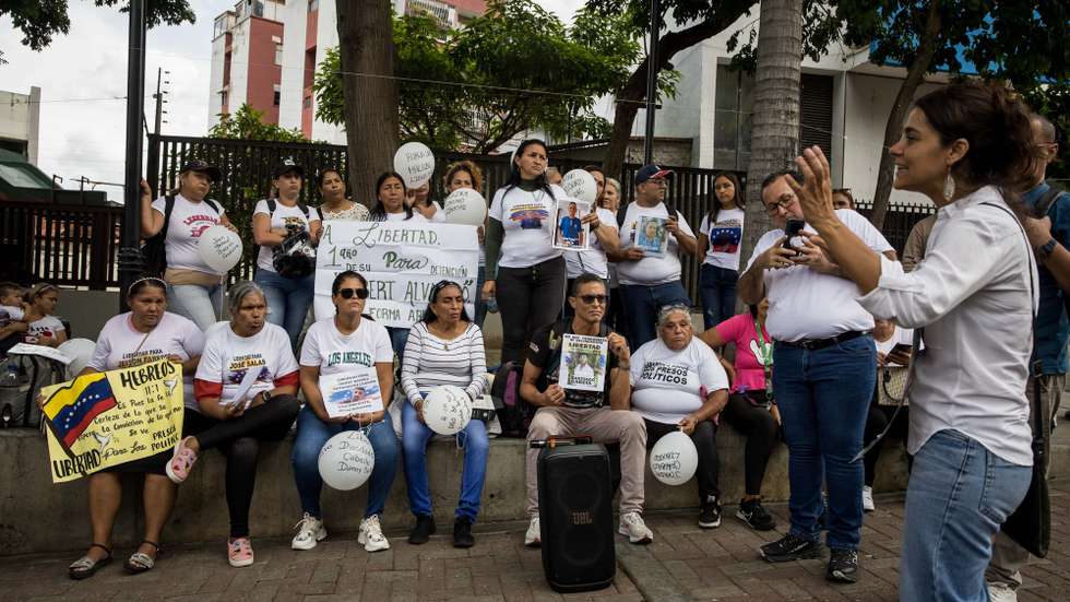 epa12285397 People participate in a demonstration at the entrance to the Supreme Court of Justice (TSJ) in Caracas, Venezuela, 05 August 2025. A group of women, relatives of people detained during the crisis unleashed after the July 2024 presidential elections in Venezuela, demanded a meeting with the president of the TSJ, Chavista Caryslia Rodriguez, to review the cases of these detainees because, they claim, there have been no releases since last March.  EPA/MIGUEL GUTIERREZ