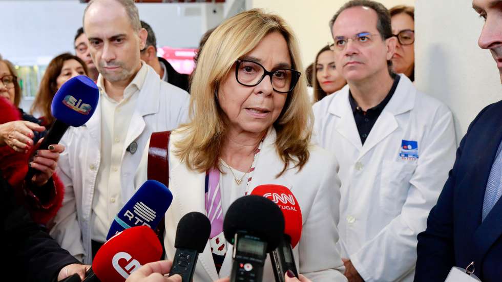 A ministra da Saúde, Ana Paula Martins, fala à comunicação social durante a visita à Unidade Local de Saúde da Guarda no Hospital Sousa Martins, Guarda, 24 de novembro de 2025.  MIGUEL PEREIRA DA SILVA/LUSA