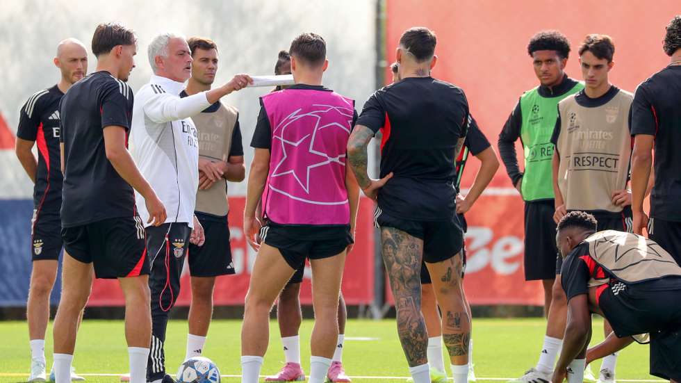 epa12467113 Benfica head coach Jose Mourinho (3L) attends a training session of the team in Seixal, Almada, Portugal, 20 October 2025. Benfica face Newcastle United in a UEFA Champions League match on 21 October.  EPA/RUI MINDERICO