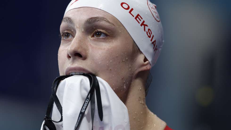 epa09373689 Penny Oleksiak of Canada on her way out after competing in the womenÃ•s 100m Freestyle Heats during the Swimming events of the Tokyo 2020 Olympic Games at the Tokyo Aquatics Centre in Tokyo, Japan, 28 July 2021.  EPA/Patrick B. Kraemer